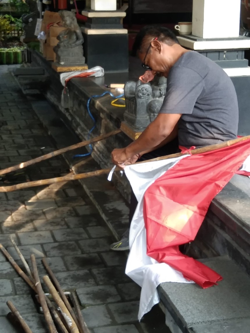 02.08.26 PEMASANGAN BENDERA MERAH PUTIH DI KANTOR DESA SUMERTA KELOD
