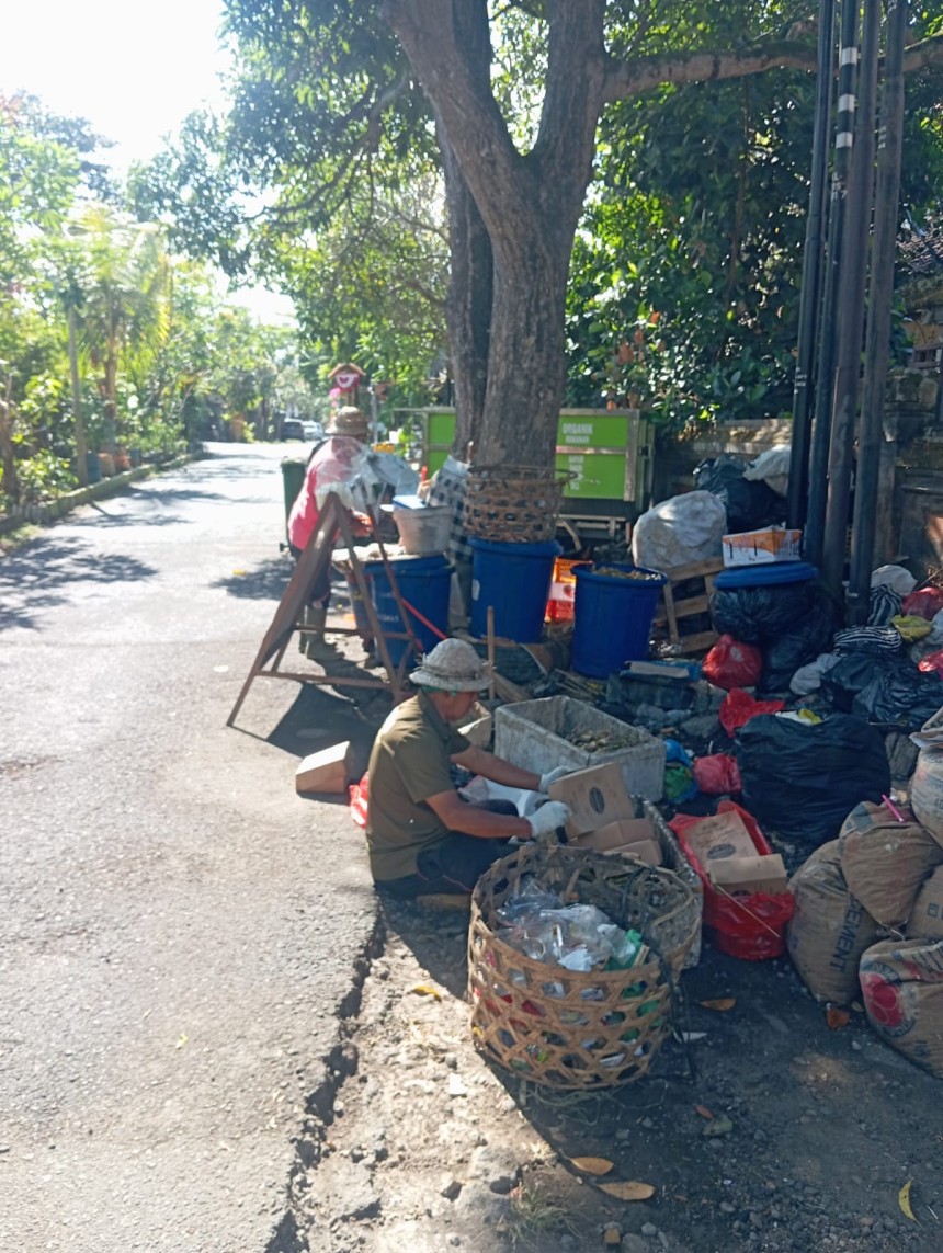 05.09.26 JUMALI MELAKSANAKAN PEMILAHAN SAMPAH