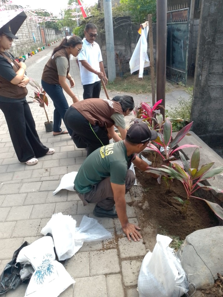 06.08.26 PERAWATAN TAMAN TELAJAKAN OLEH JUMALI SUMERTA KELOD