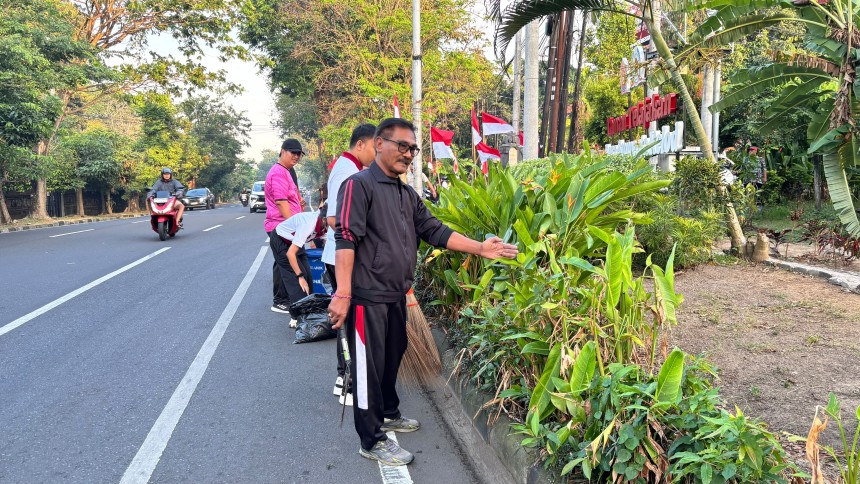 07.08.26 JUMAT BERSIH LINGKUNGAN DI AREAL KANTOR DESA SUMERTA KELOD
