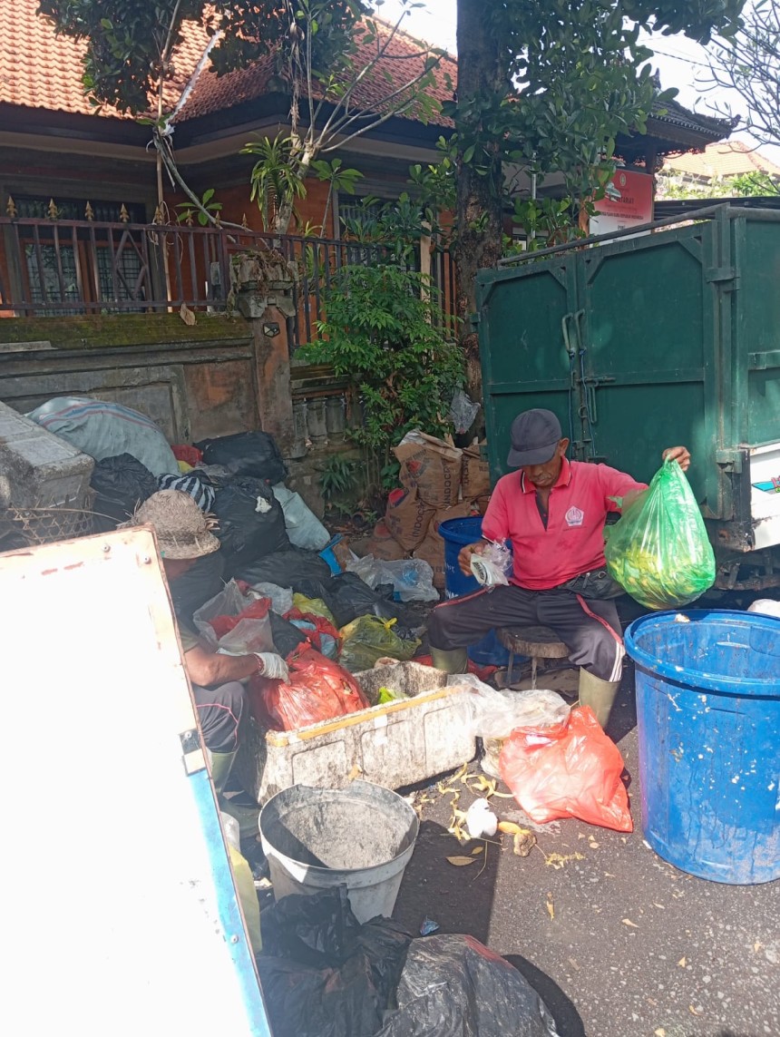 07.09.26 PEMILAHAN SAMPAH LIAR OLEH JUMALI DESA SUMERTA KELOD
