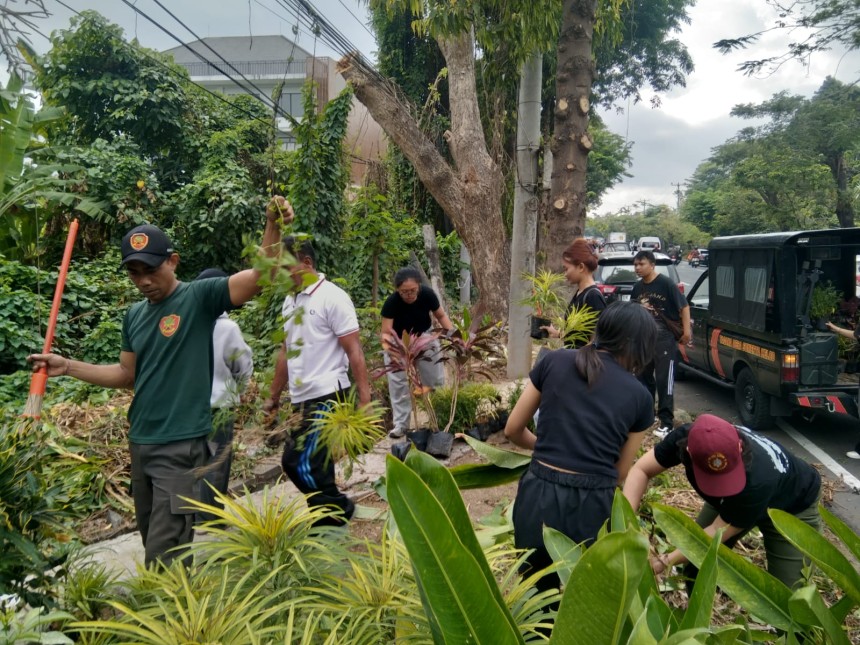 09.08.26 PENATAAN TAMAN TELAJAKAN DI SEBELAH SELATAN KANTOR DESA