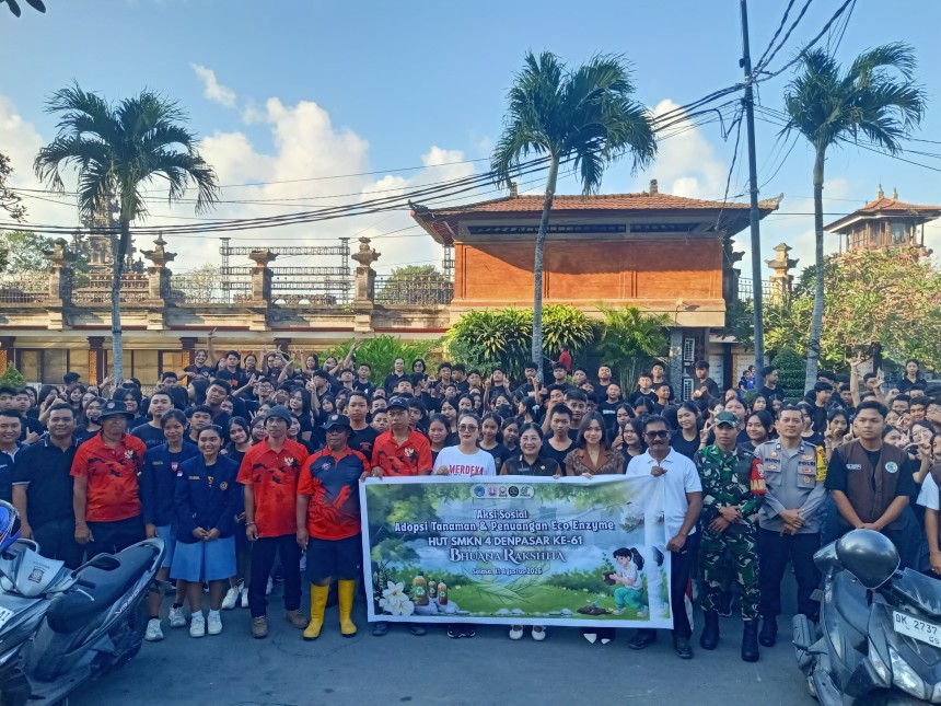 11.08.26  PENUANGAN EKOENZIM DI SUNGAI TAMAN BUDAYA BERSAMA UNIVERSITAS WARMADEWA, DAN SMK NEGERI 4 DENPASAR, DESA SUMERTA KELOD, KECAMATAN DENPASAR TIMUR