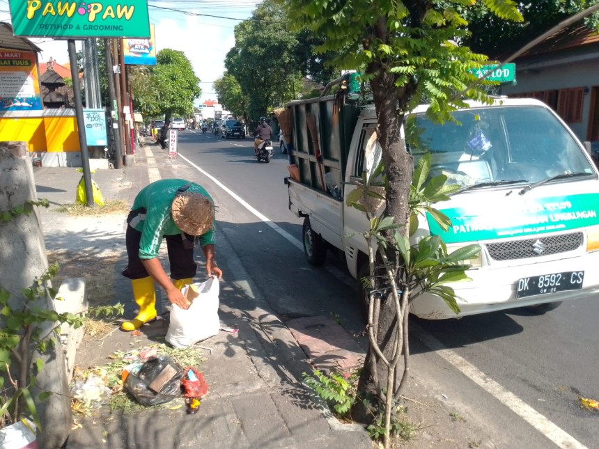 16.07.26 PENYISIRAN SAMPAH LIAR DI SEPANJANG JALAN HAYAM WURUK SUMERTA KELOD