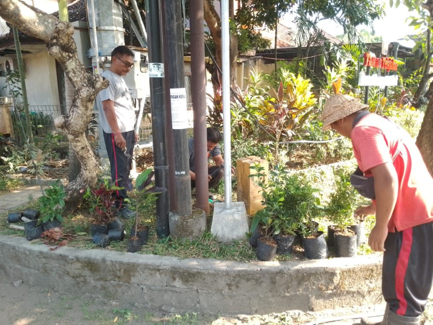 18.07.26 PENATAAN TAMAN TELAJAKAN OLEH JUMALI DESA SUMERTA KELOD