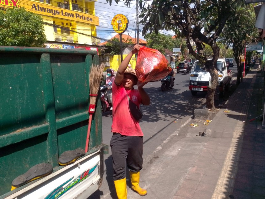 21.07.26 ATENSI SAMPAH LIAR DI SEPANJANG JALAN DESA SUMERTA KELOD