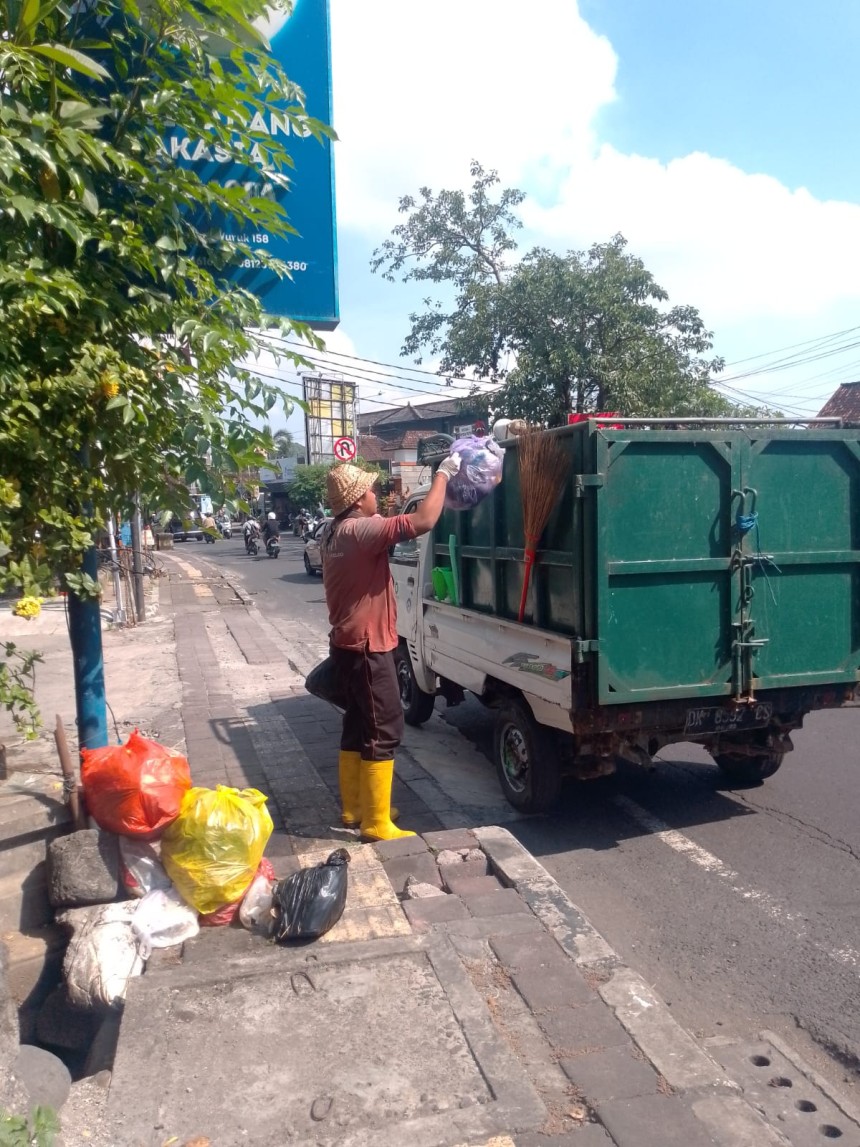 JUMALI ATENSI SAMPAH LIAR SEPUTARAN WILAYAH DESA SUMERTA KELOD