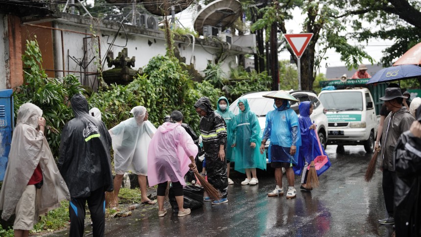 JUMAT BERSIH LINGKUNGAN DI DUSUN TANJUNG BUNGKAK KAJA