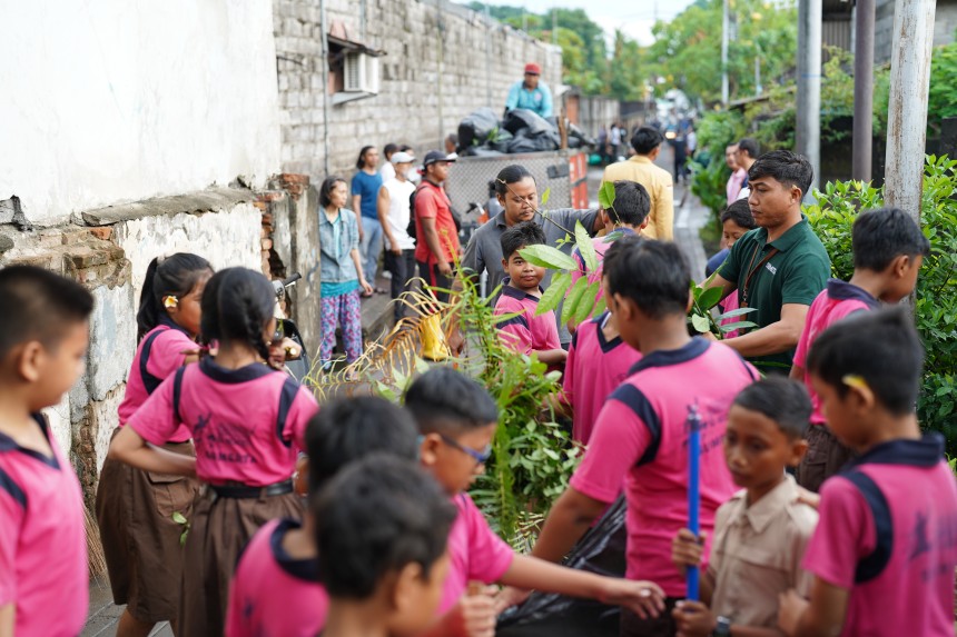JUMAT BERSIH LINGKUNGAN DI SD 9 SUMERTA