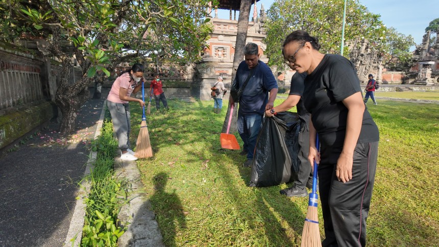 Jumat Bersih Lingkungan Serangkaian Festival Banjar Budaya