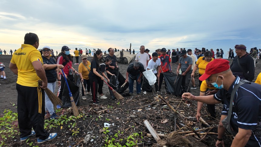 KEGIATAN KEBERIHAN BERSAMA DI PANTAI BIAUNG