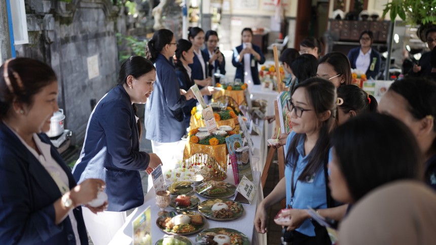 KEGIATAN PAMERAN GIZI DARI POLTEKKES DENPASAR DI DESA SUMERTA KELOD