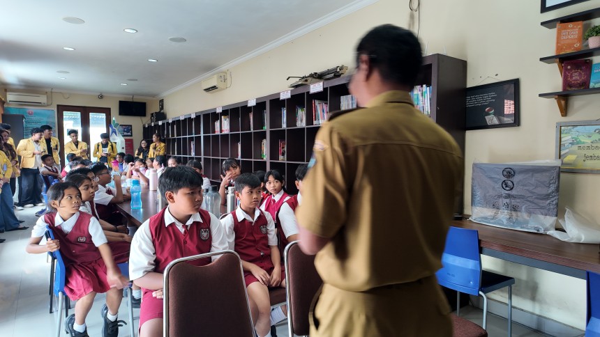 KEGIATAN SOSIALISASI DI PERPUSTAKAAN DESA SUMERTA KELOD