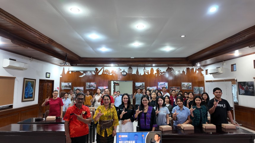 Pelatihan MC bagi Forum Anak Desa Sumerta Kelod Hari Pertama