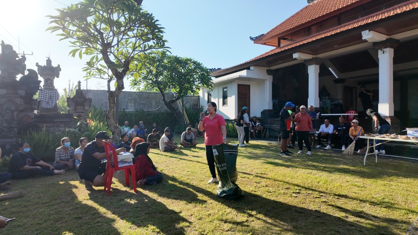 PEMBAGIAN BAG KOMPOSTER DI DUSUN BADAK SARI