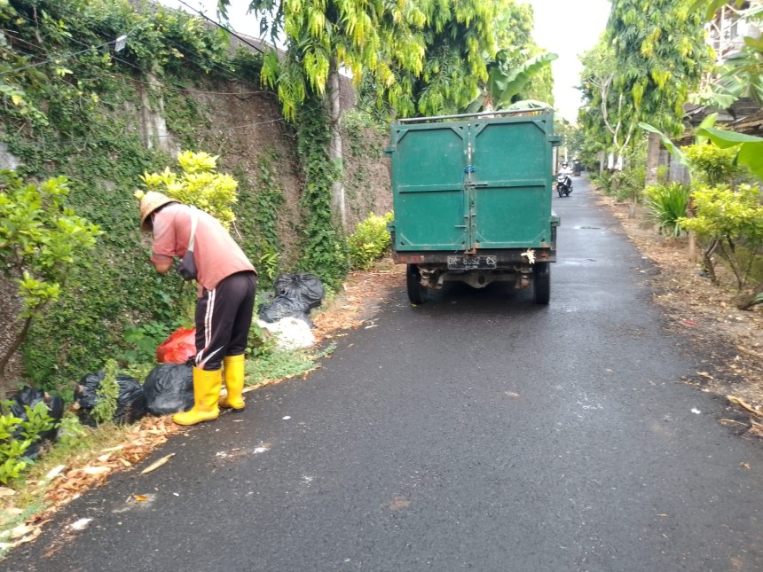 PENGANGKUTAN SAMPAH LIAR DAN SOSIALISASI PEMILAHAN SAMPAH DARI SUMBERNYA KEPADA MASYARAKAT1