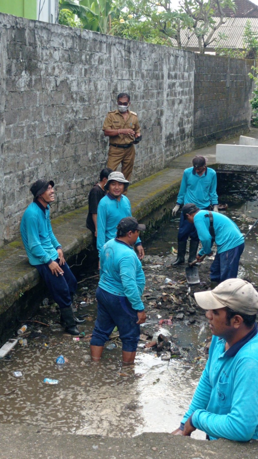PENGGELONTORAN SUNGAI DI DUSUN KEDATON OLEH TIM TAGANA DAN PUPR KOTA DENPASAR
