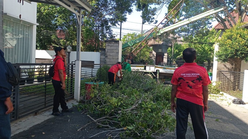 PEROMPESAN POHON PATAH OLEH TAGANA DESA SUMERTA KELOD DI JALAN CIUNG WANARA II, PERUMAHAN SEKAR RESIDENCE