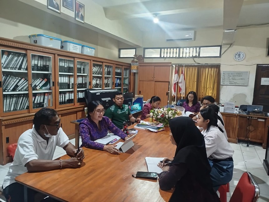 RAPAT PERBEKEL DESA SUMERTA KELOD BERSAMA KEPALA SEKOLAH SMKN 4 DENPASAR TERKAIT EDUKASI DAN SOSIALISASI PILAH SAMPAH BERBASIS SUMBER