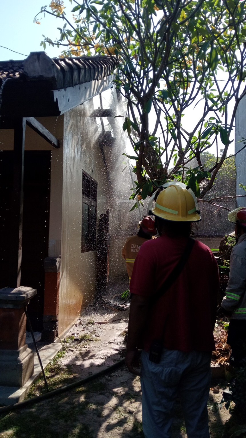 TAGANA BERSAMA PEMADAM KEBAKARAN KOTA DENPASAR ATENSI LAPORAN KEBAKARAN DI JALAN COK AGUNG TRESNA