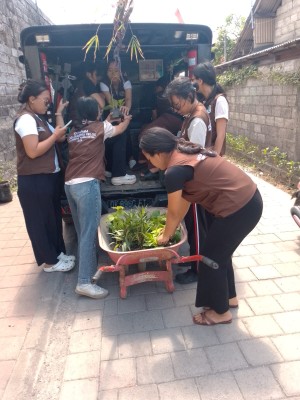 05.08.26 PENGAMBILAN TANAMAN UNTUK TAMAN TELAJAKAN SD 9 SUMERTA