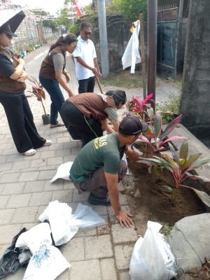 06.08.26 PERAWATAN TAMAN TELAJAKAN OLEH JUMALI SUMERTA KELOD