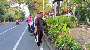 07.08.26 JUMAT BERSIH LINGKUNGAN DI AREAL KANTOR DESA SUMERTA KELOD