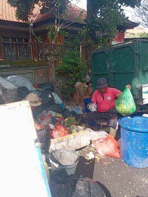 07.09.26 PEMILAHAN SAMPAH LIAR OLEH JUMALI DESA SUMERTA KELOD