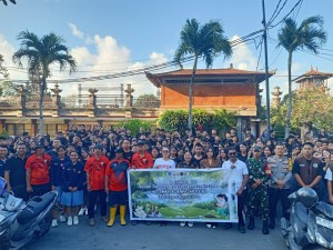 11.08.26  PENUANGAN EKOENZIM DI SUNGAI TAMAN BUDAYA BERSAMA UNIVERSITAS WARMADEWA, DAN SMK NEGERI 4 DENPASAR, DESA SUMERTA KELOD, KECAMATAN DENPASAR TIMUR