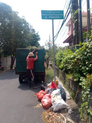 11.09.26 JUMALI ATENSI SAMPAH LIAR DI SEPANJANG JALAN DESA SUMERTA KELOD
