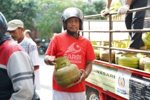 11.09.26 KEGIATAN PENYALURAN GAS LPG 3KG BERTEMPAT DI HALAMAN KANTOR DESA SUMERTA KELOD