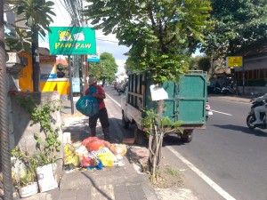 13.08.26 JUMALI DESA SUMERTA KELOD ATESI SAMPAH LIAR DI SEPANJANG JALAN DI DESA SUMERTA KELOD