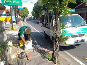 16.07.26 PENYISIRAN SAMPAH LIAR DI SEPANJANG JALAN HAYAM WURUK SUMERTA KELOD