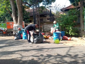 17.07.26 PENYISIRAN SAMPAH LIAR DAN PEMILAHAN SAMPAH OLEH TIM JUMALI DESA SUMERTA KELOD