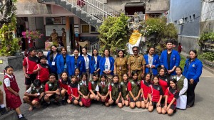 20.07.26 KUNJUNGAN PERBEKEL DESA SUMERTA KELOD BERSAMA MAHASISWA KKN WARMADEWA DENPASAR KESEKOLAH-SEKOLAH SEKALIGUS LAUNCHING KADER LINGKUNGAN DI SD NEGRI 11 DENPASAR