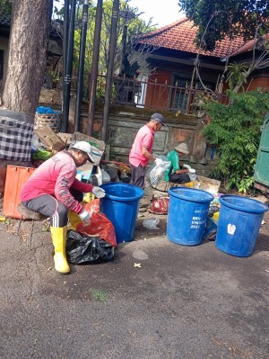 20.07.26 PERAWATAN TAMAN TELAJAKAN DAN PEMANTAUAN SAMPAH LIAR SEPANJANG JALAN DI DESA SUMERTA KELOD OLEH JUMALI DESA SUMERTA KELOD
