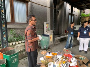 28.07.26 KEGIATAN PEMILAHAN SAMPAH PLASTIK OLEH KKN WARMADEWA DENPASAR BERSAMA BAPAK PERBEKEL