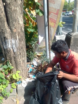 28.07.26 KEGIATAN PERAWATAN TAMAN TELAJAKAN DAN PEMANTAUAN SAMPAH LIAR OLEH JUMALI DESA SUMERTA KELOD
