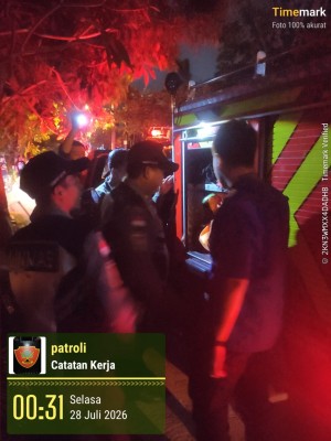 28.07.26 LINMAS DESA SUMERTA KELOD MELAKSANAKAN ATENSI PENANGKAPAN ULAR PITON SEPANJANG 5 METER DINI HARI
