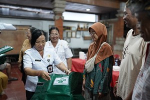 29.04.26 PENYERAHAN BAG KOMPOSTER DUSUN TANJUNG BUNGKAK KAJA