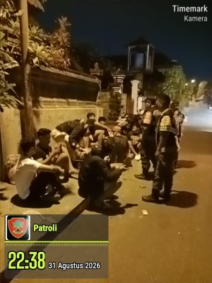 31.08.26 LINMAS SUMERTA KELOD MENGHIMBAU ANAK-ANAK KUMPUL DI JALAN DRUPADI AGAR BUBAR DAN MENINGGALKAN TEMPAT KUMPUL