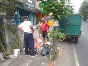 31.08.26 PENANGANAN SAMPAH LIAR OLEH JUMALI DESA SUMERTA KELOD