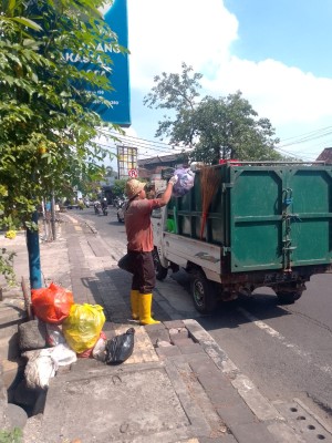 JUMALI ATENSI SAMPAH LIAR SEPUTARAN WILAYAH DESA SUMERTA KELOD