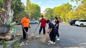 JUMAT BERSIH LINGKUNGAN DI SEBELAH TIMUR LAPANGAN BAJRA SANDHI