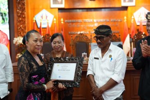 KUNJUNGAN ANGOTA DPD RI NI LUH ARY PRTAMI DJELANTIK