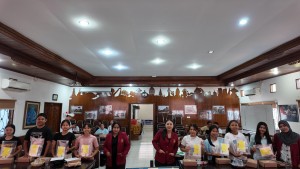 Pelatihan MC bagi Forum Anak Desa Sumerta Kelod Hari Ketiga