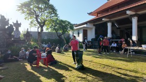 PEMBAGIAN BAG KOMPOSTER DI DUSUN BADAK SARI