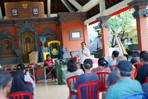 PEMBAGIAN BAG KOMPOSTER DI DUSUN SUNGIANG SAR