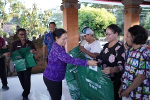 PENYERAHAN BAG KOMPOSTER DUSUN SEMBUNG SARI