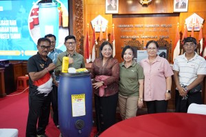 PENYERAHAN TONG KOMPOSTER DI DESA SUMERTA KELOD